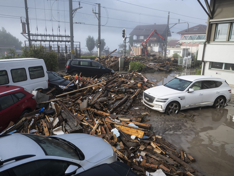 Trümmer und Schlamm am Bahnhof von Brienz. Auch die Gleise wurden durch das Unwetter beschädigt. - Foto: Alessandro Della Valle/KEYSTONE/dpa