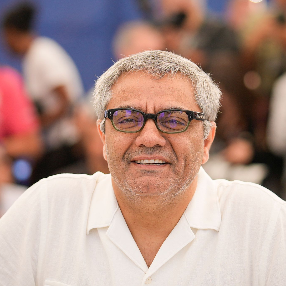 Der Film wurde heimlich im Iran gedreht. Niousha Akhshi (l-r), Setareh Maleki, Mohammad Rasoulof, Mahsa Rostami und Amineh Arani halten Fotos der Schauspieler Soheila Golestani (l), und Missagh Sareh während des Fototermins für den Film hoch. (Archivbild) - Foto: Andreea Alexandru/Invision/AP/dpa