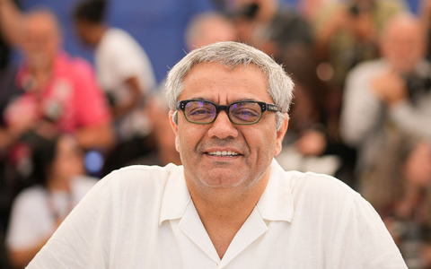 Der Film wurde heimlich im Iran gedreht. Niousha Akhshi (l-r), Setareh Maleki, Mohammad Rasoulof, Mahsa Rostami und Amineh Arani halten Fotos der Schauspieler Soheila Golestani (l), und Missagh Sareh während des Fototermins für den Film hoch. (Archivbild) - Foto: Andreea Alexandru/Invision/AP/dpa