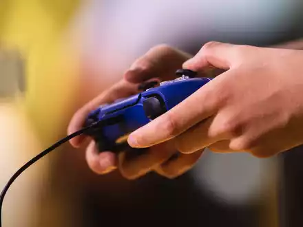 Der Umsatz im Gaming-Markt in Deutschland war zuletzt rückläufig. (Symbolbild) - Foto: Marius Becker/dpa