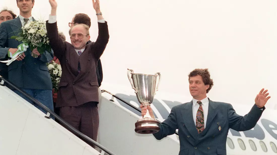 Willi Lemks größter Triumph: 1992 gewann Werder Bremen mit ihm als Manager und Otto Rehhagel als Trainer den Europapokal der Pokalsieger. - Bild: picture alliance / dpa