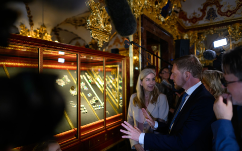 Sachsens Ministerpräsident Michael Kretschmer und die Generaldirektorin der Staatlichen Kunstsammlungen Dresden, Marion Ackermann, vor der mit den zurückgekehrten Beutestücken des Einbruchs von 2019 wieder bestückten Virtrine im Histortischen Grünen Gewölbe Dresden - Foto: Robert Michael/dpa Sachsens Ministerpräsident Michael Kretschmer und die Generaldirektorin der Staatlichen Kunstsammlungen Dresden, Marion Ackermann, vor der mit den zurückgekehrten Beutestücken des Einbruchs von 2019 wieder bestückten Virtrine im Histortischen Grünen Gewölbe Dresden - Foto: Robert Michael/dpa