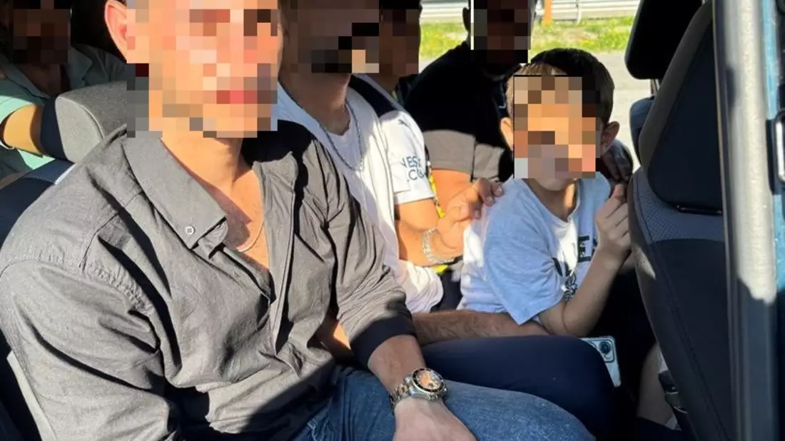 Bundespolizeidirektion München: Im überbesetzten Auto geschleust/ Bundespolizei stoppt Auto mit elf Migranten - Bild: presseportal.de
