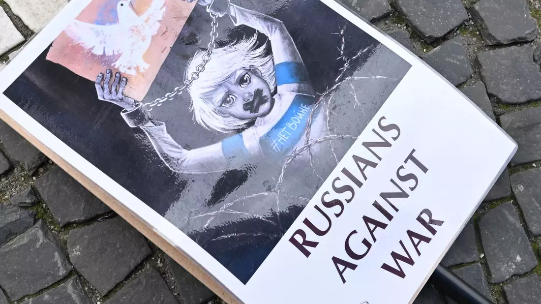 Nicht viele Menschen in Russland protestieren gegen den Krieg. Klassik-Weltstars erinnern an einen Musiker, der seine Standhaftigkeit mit dem Leben bezahlte. (Archivbild) - Bild: Felix Hörhager/dpa