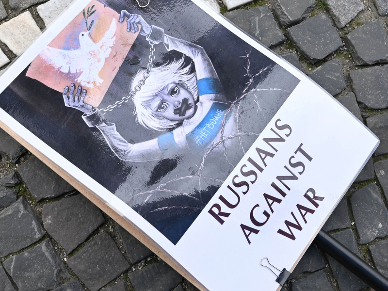 Nicht viele Menschen in Russland protestieren gegen den Krieg. Klassik-Weltstars erinnern an einen Musiker, der seine Standhaftigkeit mit dem Leben bezahlte. (Archivbild) - Foto: Felix Hörhager/dpa