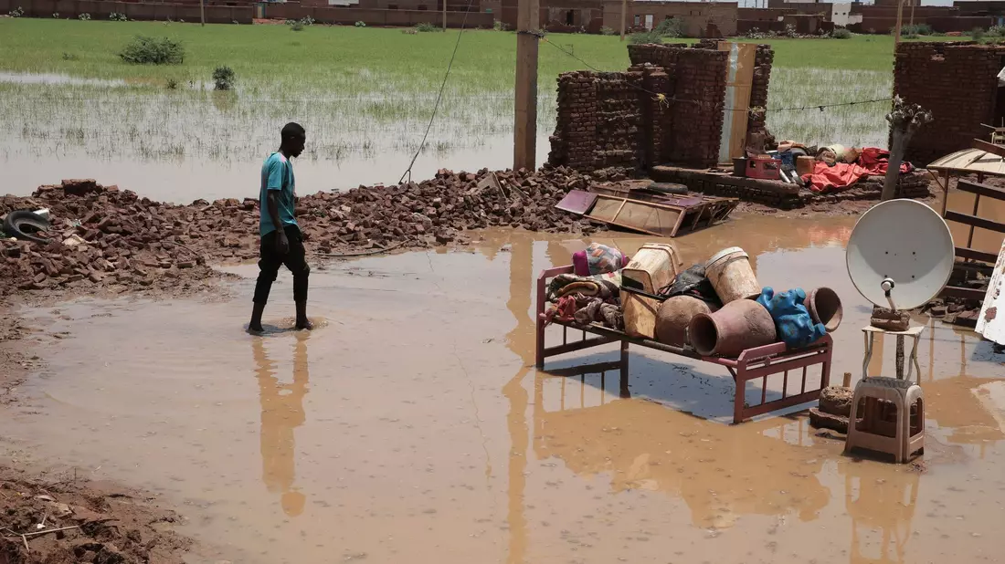 Fluten zerstörten im Sudan Häuser und Straßen, so wie hier in Al-Jazirah. (Archivbild) - Bild: Marwan Ali/AP/dpa