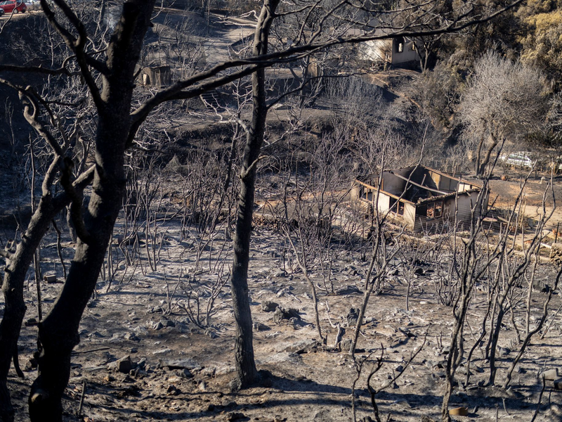 Hausbesitzer begutachten in Ano Patima, was von ihrem Eigenheim übrig geblieben ist.  - Foto: Socrates Baltagiannis/dpa