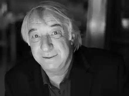 Der Kabarettist Richard Rogler ist tot. (Archivbild) - Foto: Jörg Carstensen/dpa
