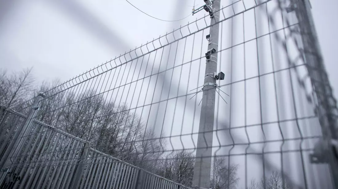 Nachdem die Situation im Herbst 2021 eskaliert war, ließ die damalige polnische Regierung die Grenze zu Belarus mit einem 5,5 Meter hohen Zaun und einem elektronischen Überwachungssystem sichern.  (Archivbild) - Bild: Maciek Luczniewski/AP/dpa