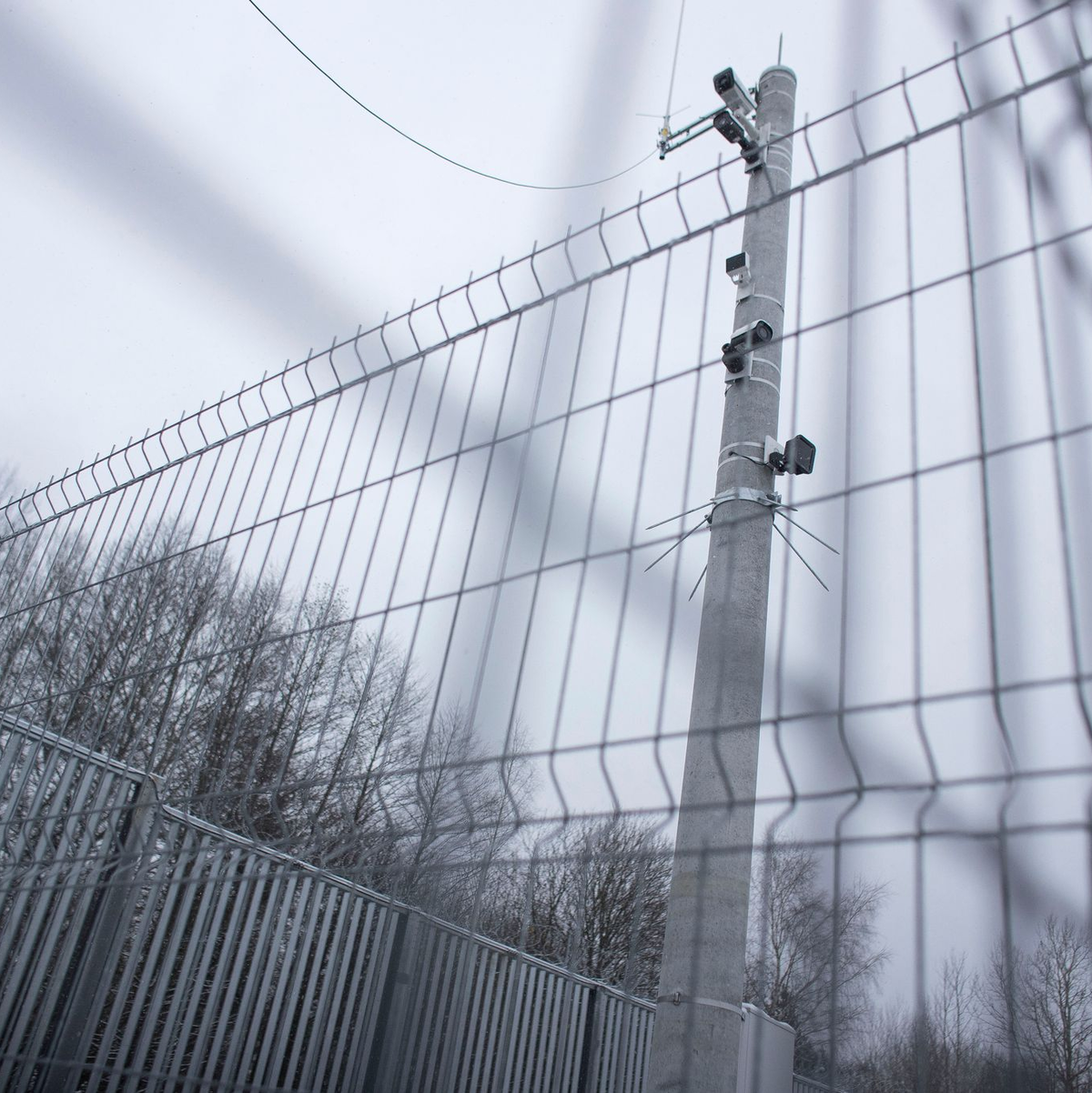 Nachdem die Situation im Herbst 2021 eskaliert war, ließ die damalige polnische Regierung die Grenze zu Belarus mit einem 5,5 Meter hohen Zaun und einem elektronischen Überwachungssystem sichern.  (Archivbild) - Foto: Maciek Luczniewski/AP/dpa