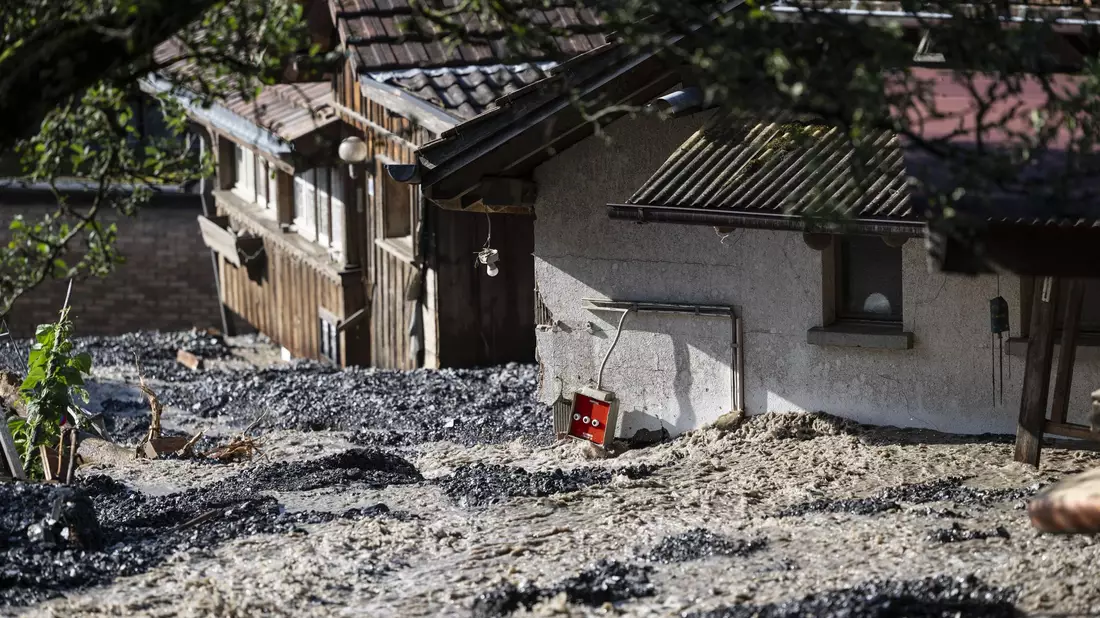 Nachbarn begutachten ungläubig die Schäden in Brienz. - Bild: Alessandro Della Valle/KEYSTONE/dpa