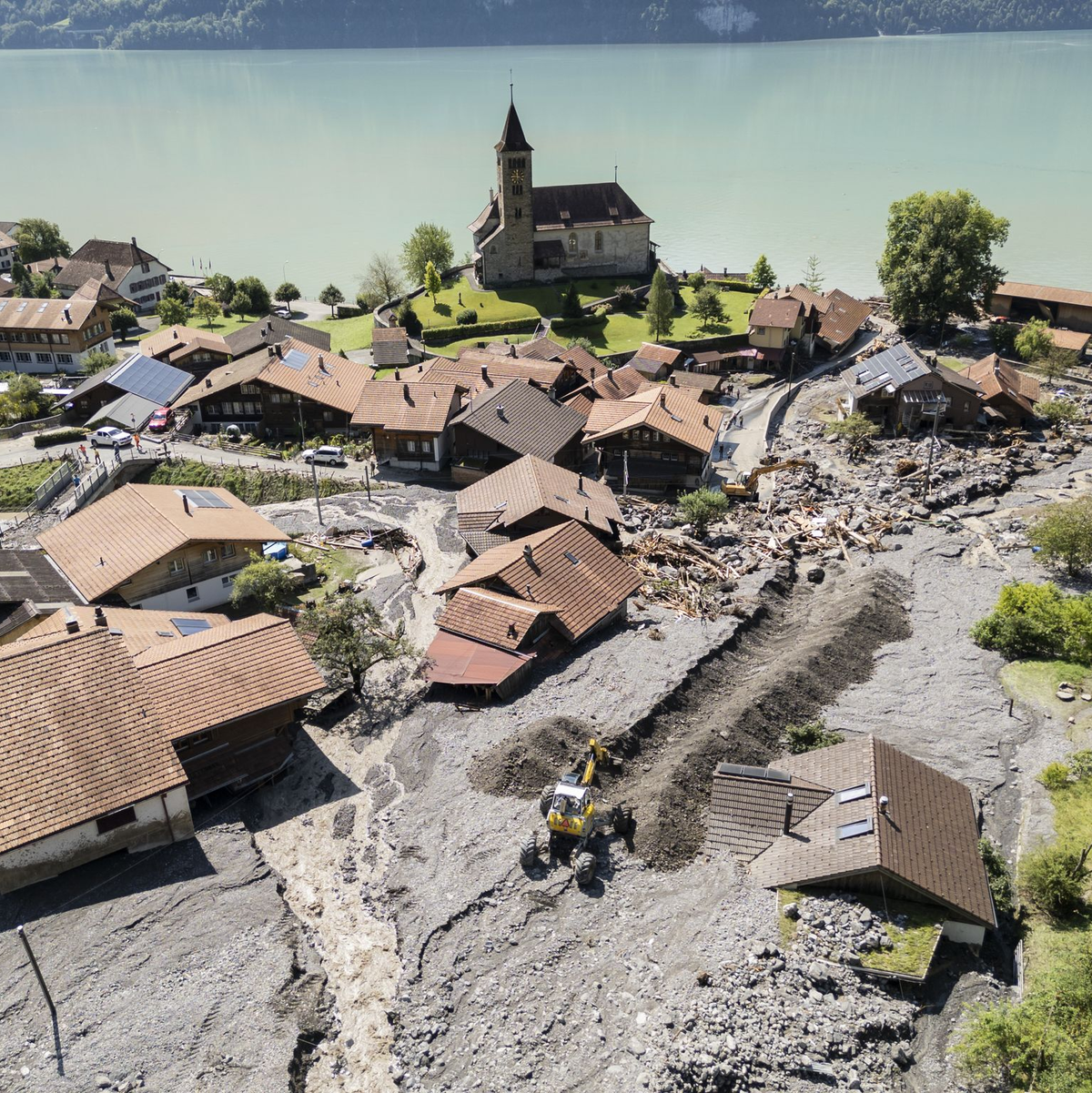 Meterhohe Schuttberge türmen sich im Schweizer Örtchen Brienz.  - Foto: Adrian Reusser/KEYSTONE/dpa