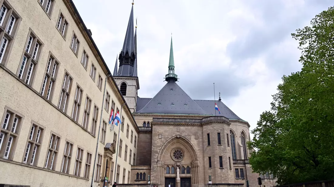Ein Millionendiebstahl erschüttert die Caritas in Luxemburg. (Archivbild) - Bild: Harald Tittel/dpa