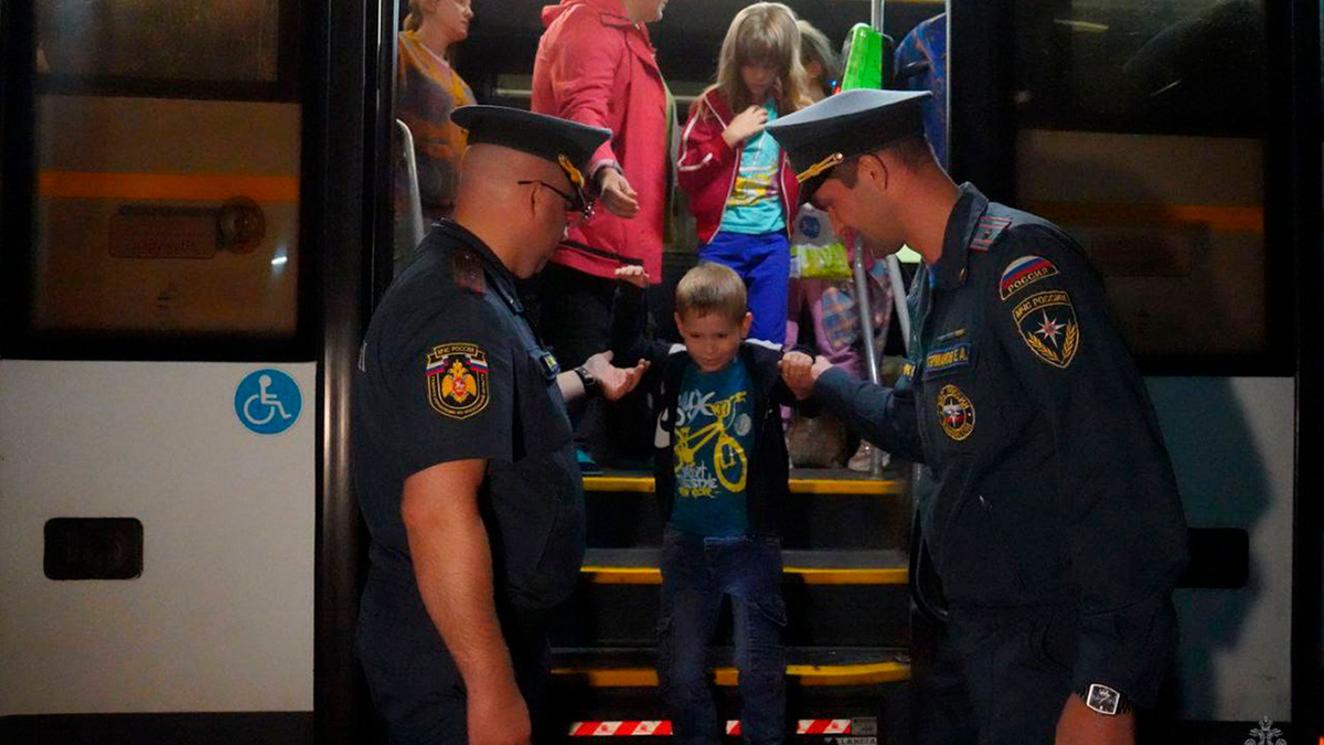 Aus dem russischen Gebiet Kursk, in dem ukrainische Truppen vorrücken, werden Zehntausende Menschen in Sicherheit gebracht. - Foto: Uncredited/Russian Emergency Ministry Press Service/AP/dpa