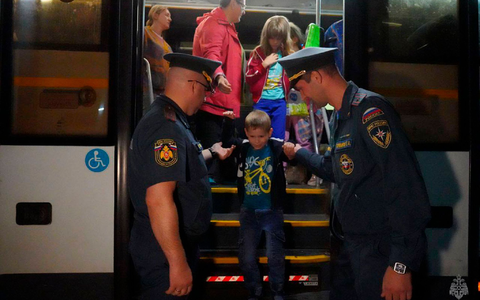 Aus dem russischen Gebiet Kursk, in dem ukrainische Truppen vorrücken, werden Zehntausende Menschen in Sicherheit gebracht. - Foto: Uncredited/Russian Emergency Ministry Press Service/AP/dpa