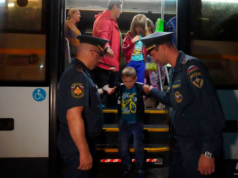 Aus dem russischen Gebiet Kursk, in dem ukrainische Truppen vorrücken, werden Zehntausende Menschen in Sicherheit gebracht. - Foto: Uncredited/Russian Emergency Ministry Press Service/AP/dpa