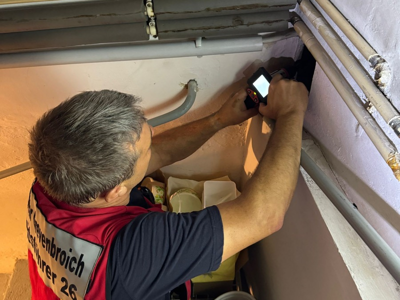 FW Grevenbroich: Feuerwehr Grevenbroich rettet abgestürztes Katzenkind nach 7,5 Stunden aus Todesfalle / Kater Leo verschwand durch ein Loch im Dachboden - Sturz in Gebäudewinkel - Zimmerwand aufgebrochen - Foto: presseportal.de