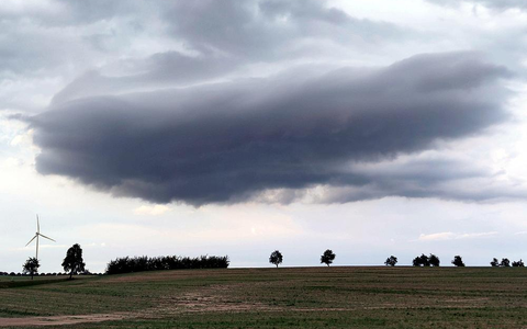 Unwetterwolke über einem Acker (Archiv) - Foto: über dts Nachrichtenagentur