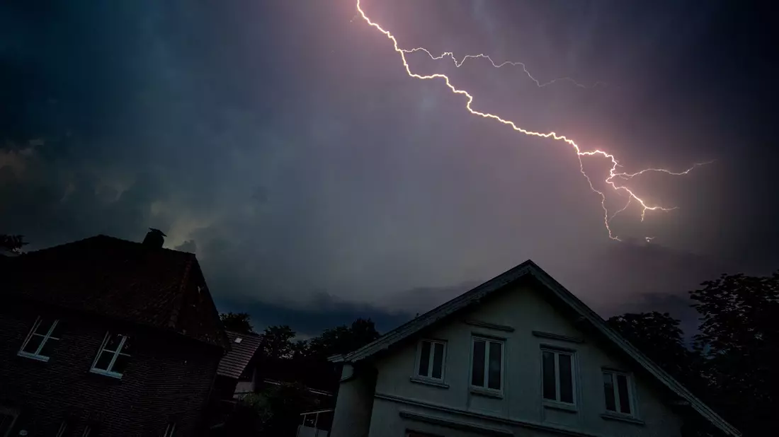 Nach der Hitze ziehen Unwetter über Deutschland.  - Bild: Hauke-Christian Dittrich/dpa