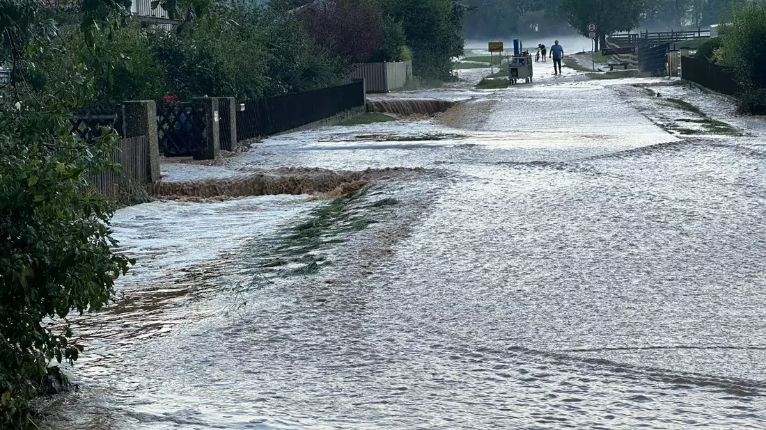 In Bayern treffen die Unwetter die Stadt Weißenburg. - Bild: Goppelt/vVfogra/dpa