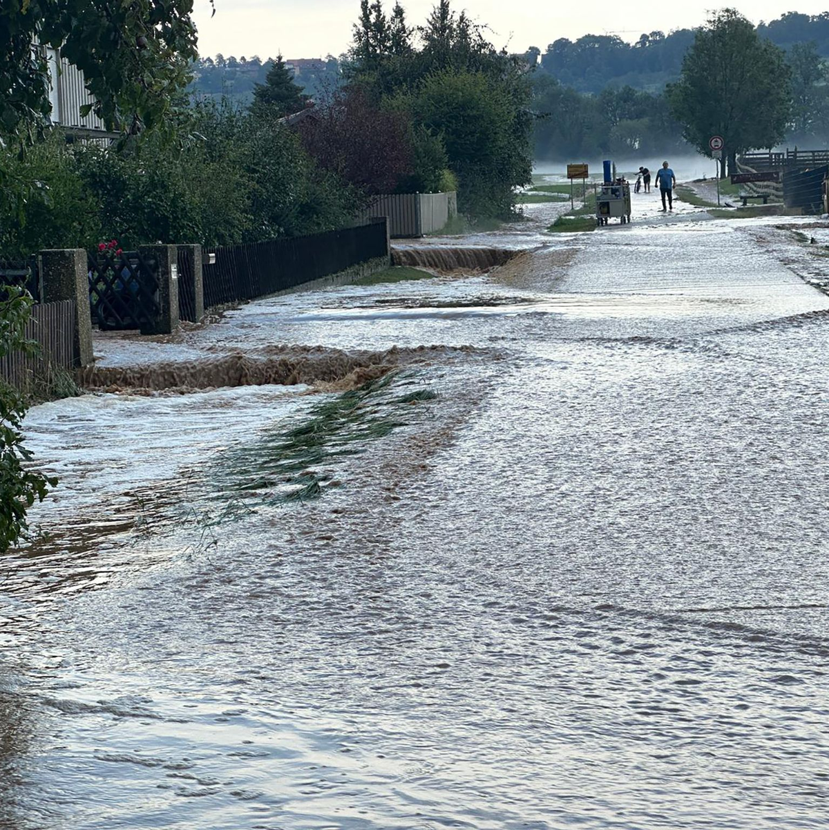 In Bayern treffen die Unwetter die Stadt Weißenburg. - Foto: Goppelt/vVfogra/dpa
