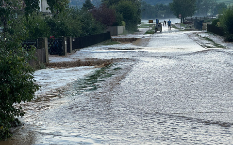 In Bayern treffen die Unwetter die Stadt Weißenburg. - Foto: Goppelt/vVfogra/dpa