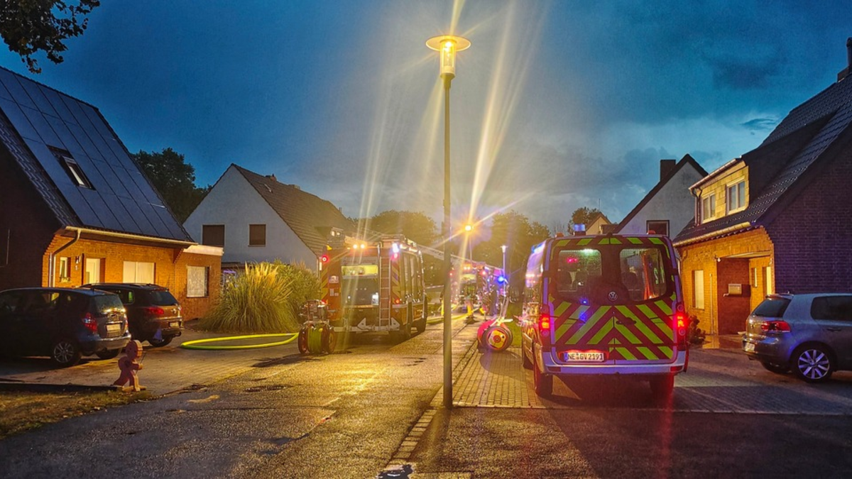 FW Grevenbroich: Starker Blitz beschädigt zwei Häuser bei Gewitter über Grevenbroich / Feuer im Dach nach 