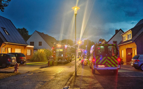 FW Grevenbroich: Starker Blitz beschädigt zwei Häuser bei Gewitter über Grevenbroich / Feuer im Dach nach himmlischem Doppelschlag. Vier Hausbewohner kommen mit dem Schrecken davon - Foto: presseportal.de