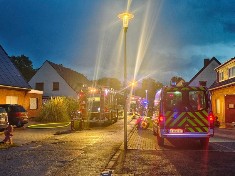 FW Grevenbroich: Starker Blitz beschädigt zwei Häuser bei Gewitter über Grevenbroich / Feuer im Dach nach himmlischem Doppelschlag. Vier Hausbewohner kommen mit dem Schrecken davon - Foto: presseportal.de