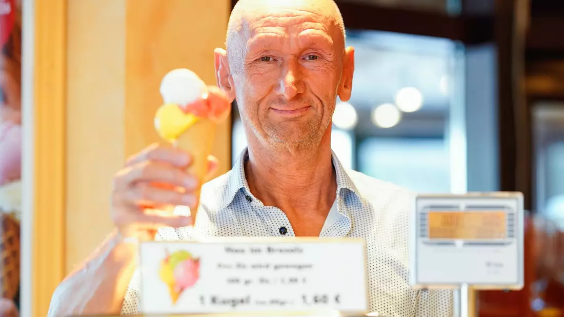 100 Gramm Eis kosten im Café Brezels in Gaggenau bei Baden-Baden zwei Euro. - Bild: Uwe Anspach/dpa