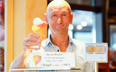100 Gramm Eis kosten im Café Brezels in Gaggenau bei Baden-Baden zwei Euro. - Foto: Uwe Anspach/dpa