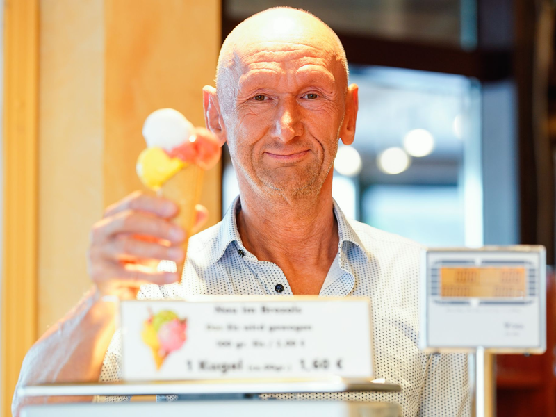 100 Gramm Eis kosten im Café Brezels in Gaggenau bei Baden-Baden zwei Euro. - Foto: Uwe Anspach/dpa