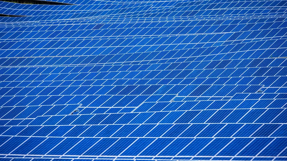 Bei den Modulen abhängig von China, im Inland Probleme mit den Stromnetzen - der Solarboom hat seine Schattenseiten. - Bild: Jens Büttner/dpa