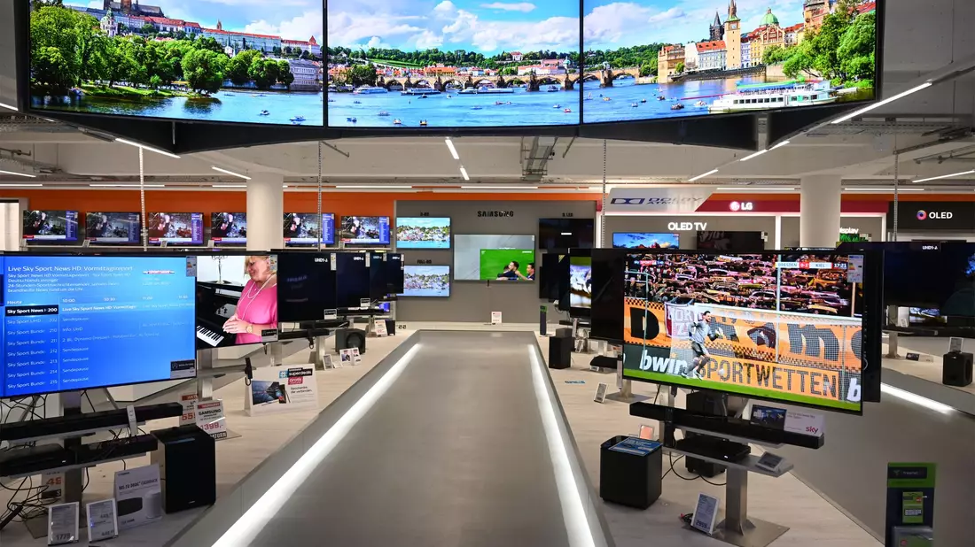 Media Markt und Saturn haben während der Fußball-EM mehr Fernseher verkauft. (Archivbild) - Bild: Henning Kaiser/dpa