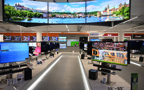 Media Markt und Saturn haben während der Fußball-EM mehr Fernseher verkauft. (Archivbild) - Foto: Henning Kaiser/dpa Media Markt und Saturn haben während der Fußball-EM mehr Fernseher verkauft. (Archivbild) - Foto: Henning Kaiser/dpa