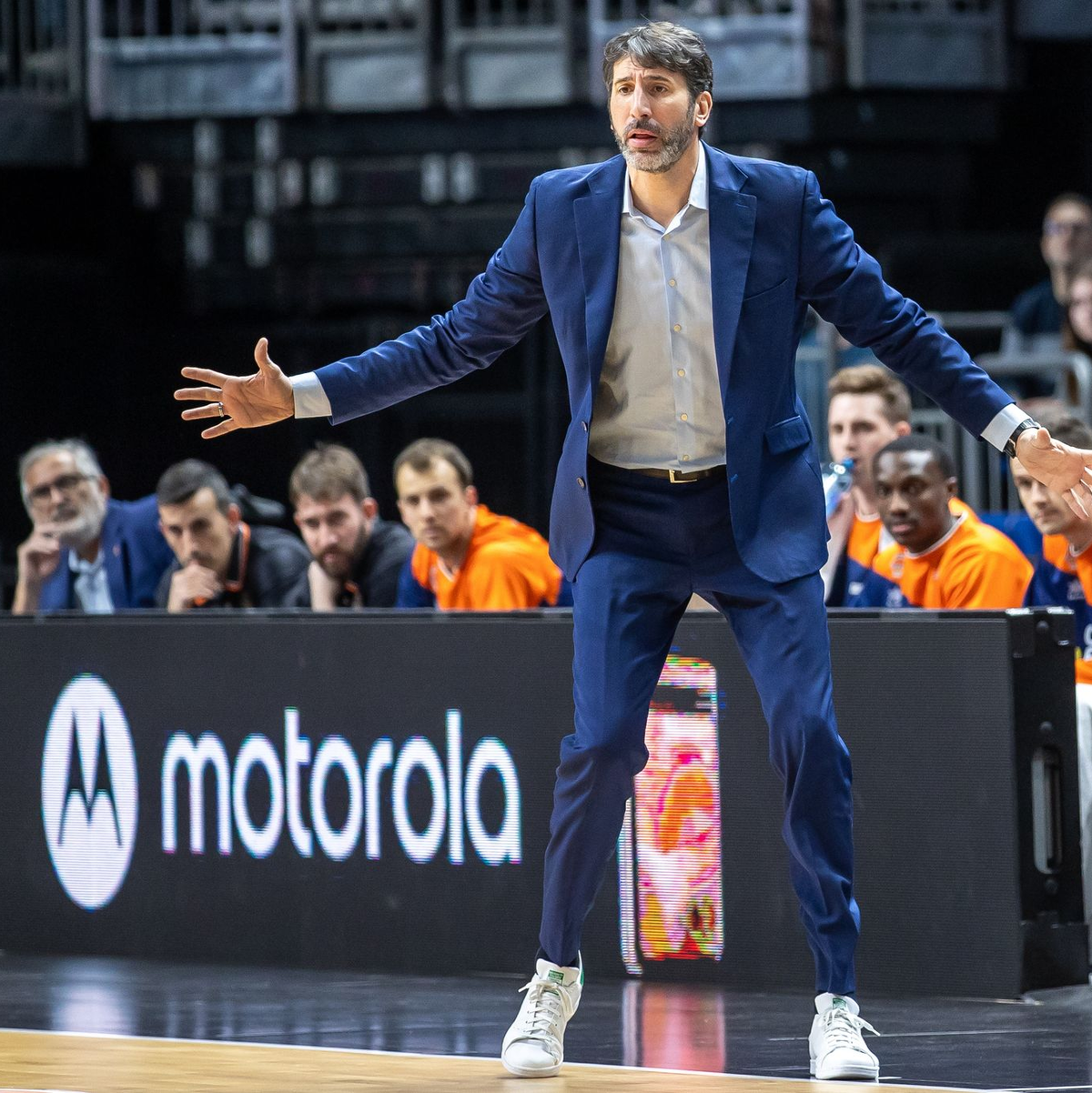 Álex Mumbrú: Bald als Bundestrainer an der Seitenline. - Foto: Andreas Gora/dpa