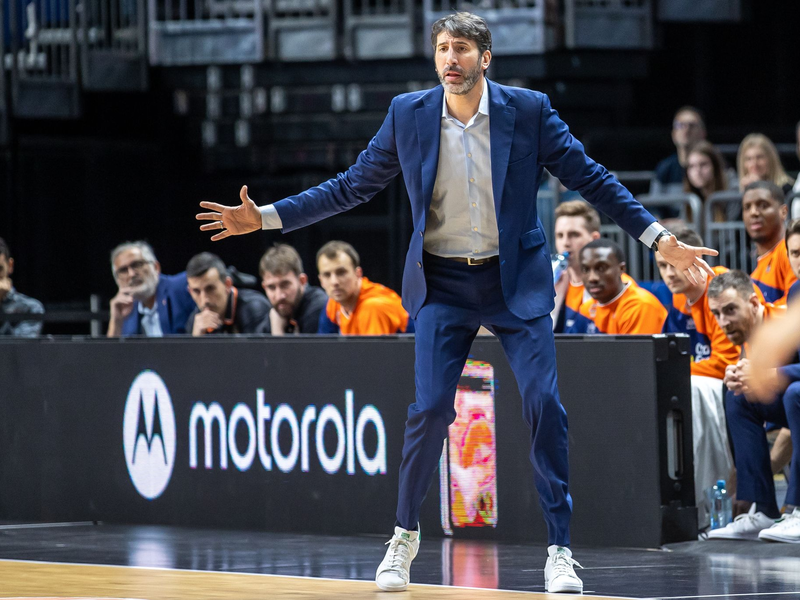 Álex Mumbrú: Bald als Bundestrainer an der Seitenline. - Foto: Andreas Gora/dpa