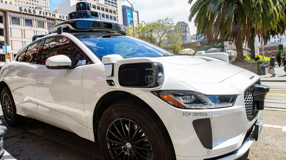 Waymos Robotaxis reagierten mit Hupen, wenn ein ihnen ein anderes Auto zu nahe kommt. Doch auf einen Parkplatz hupten sich die selbstfahrenden Autos gegenseitig an. (Archivbild) - Bild: Andrej Sokolow/dpa