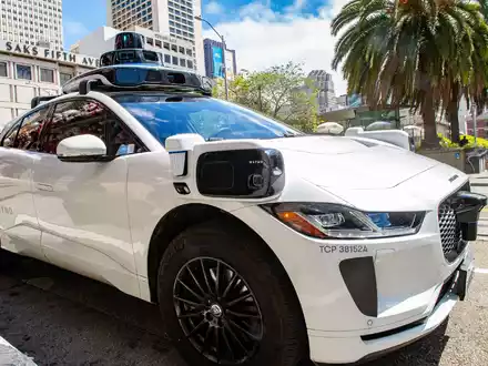 Waymos Robotaxis reagierten mit Hupen, wenn ein ihnen ein anderes Auto zu nahe kommt. Doch auf einen Parkplatz hupten sich die selbstfahrenden Autos gegenseitig an. (Archivbild) - Foto: Andrej Sokolow/dpa
