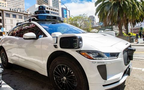 Waymo kutschiert Fahrgäste in mehreren US-Städten ohne einen Menschen am Steuer. (Archivbild) - Foto: Andrej Sokolow/dpa