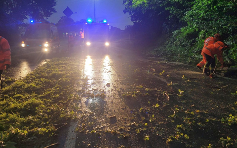 FW Sonsbeck: Umgestürzte Bäume in Labbeck infolge eines Unwetters - Foto: presseportal.de