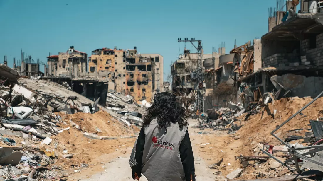 Caritas international: Helfer immer öfter im Kreuzfeuer - Welttag der Humanitären Hilfe: Völkerrecht vielerorts kein Schutz mehr - Zwischenfälle verdreifacht - Gaza tödlichster Ort für Helfer - Bild: presseportal.de