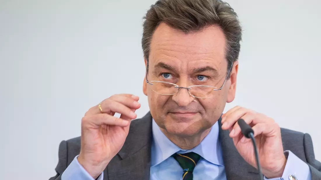 Munich Re-Chef Joachim Wenning peilt in Krisenzeiten immer neue Rekordergebnisse an. - Bild: Lino Mirgeler/dpa