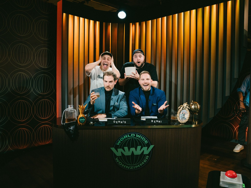 Papaplatte Dennis Wolter Reeze Benni Wolter World Wide Wohnzimmer - Foto: Joyn/Felix Görgens, presseportal.de