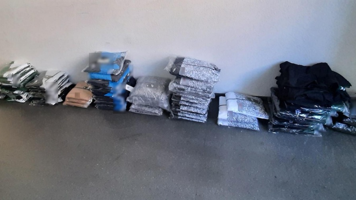 BPOL NRW: Bundespolizei stellt am Hauptbahnhof Aachen 2 Männer mit Plagiaten namhafter Sportbekleidungshersteller im Verkehrswert von mehreren tausend Euro - Foto: presseportal.de