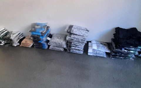 BPOL NRW: Bundespolizei stellt am Hauptbahnhof Aachen 2 Männer mit Plagiaten namhafter Sportbekleidungshersteller im Verkehrswert von mehreren tausend Euro - Foto: presseportal.de