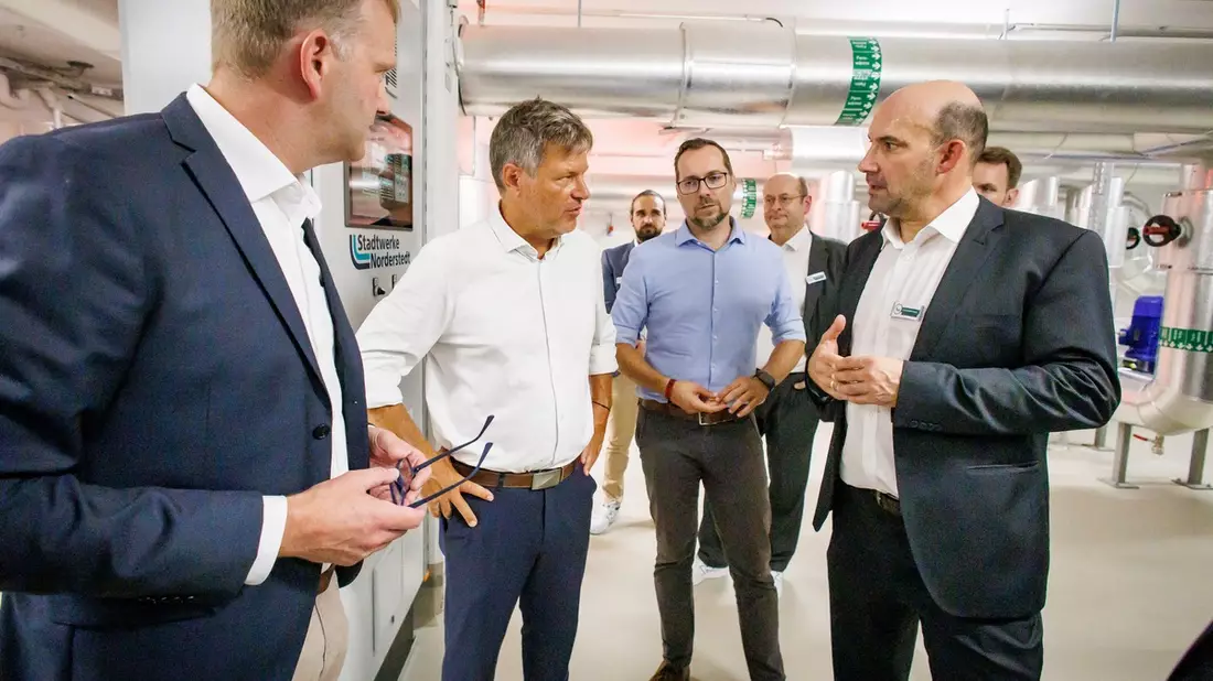 Wärmewende 2040: Bundesminister Habeck besucht die Stadtwerke Norderstedt - Bild: presseportal.de