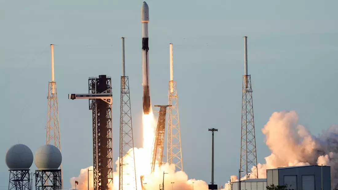 An Bord so einer Falcon-9-Rakete soll die Deutsche Rabea Rogge ins Weltall starten. - Bild: John Raoux/AP/dpa