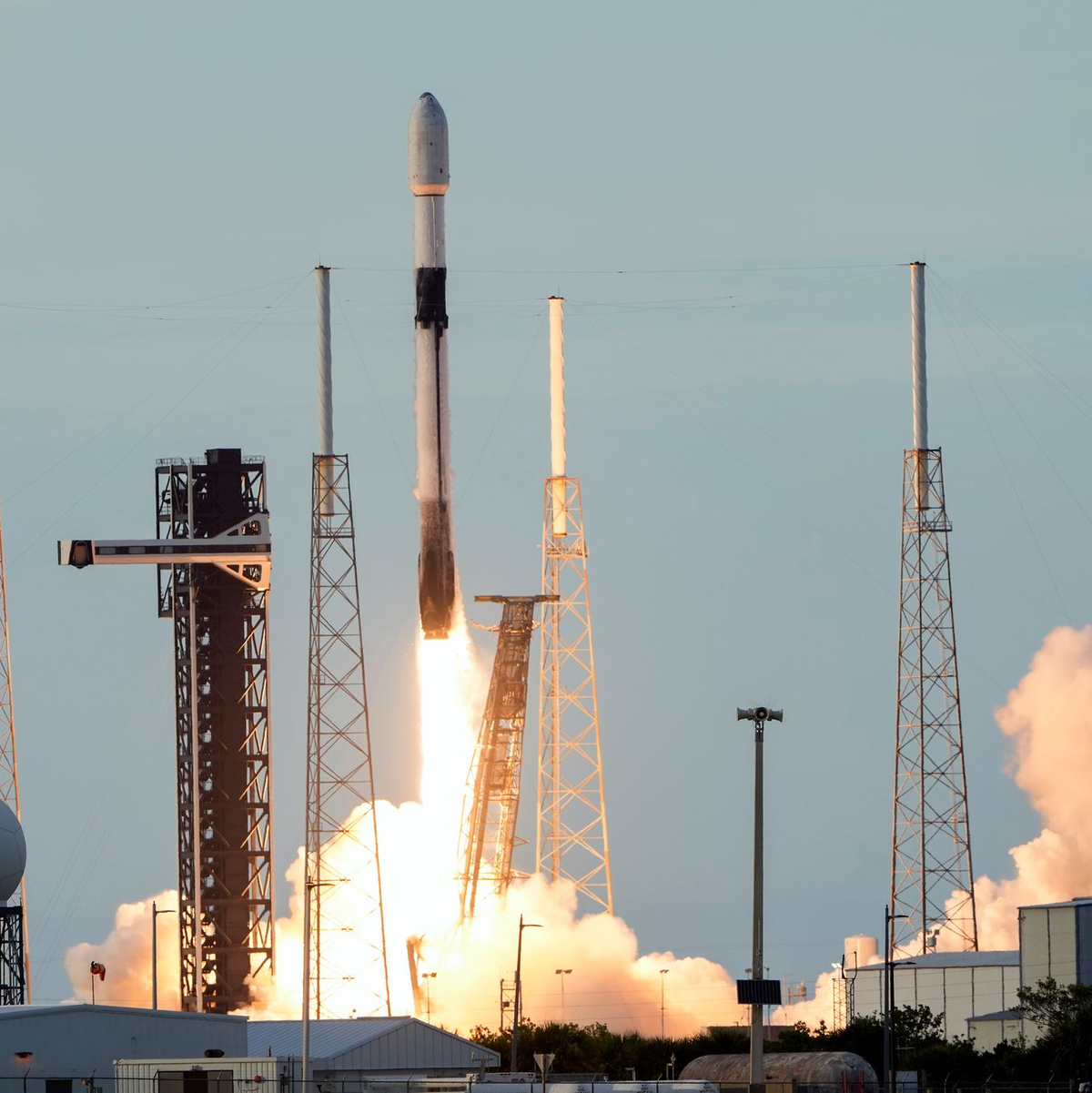An Bord so einer Falcon-9-Rakete soll die Deutsche Rabea Rogge ins Weltall starten. - Foto: John Raoux/AP/dpa