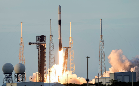 An Bord so einer Falcon-9-Rakete soll die Deutsche Rabea Rogge ins Weltall starten. - Foto: John Raoux/AP/dpa An Bord so einer Falcon-9-Rakete soll die Deutsche Rabea Rogge ins Weltall starten. - Foto: John Raoux/AP/dpa